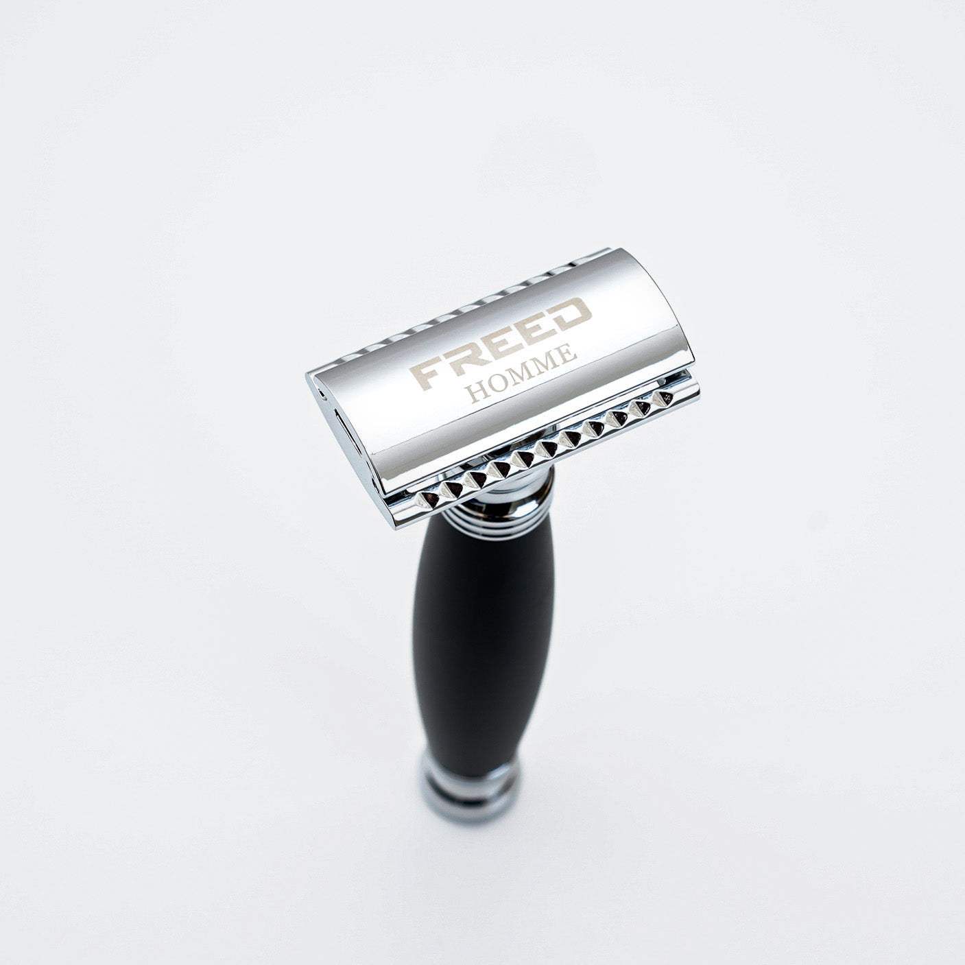 銀色金屬、黑色手柄，精緻復古，FREED 客製化刻字。