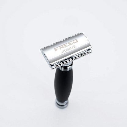 銀色金屬、黑色手柄，精緻復古，FREED 客製化刻字。