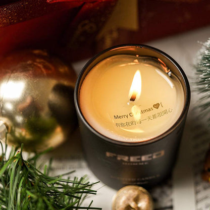 手作大豆香氛蠟燭，溫暖光線，聖誕場景，FREED 客製化刻字。
