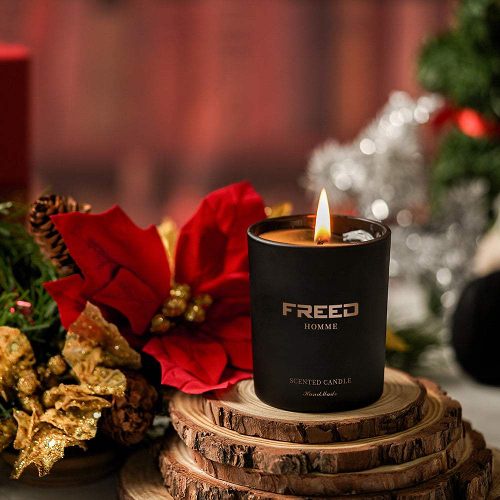 黑色玻璃杯，琥珀色蠟，近角。FREED 客製化刻字