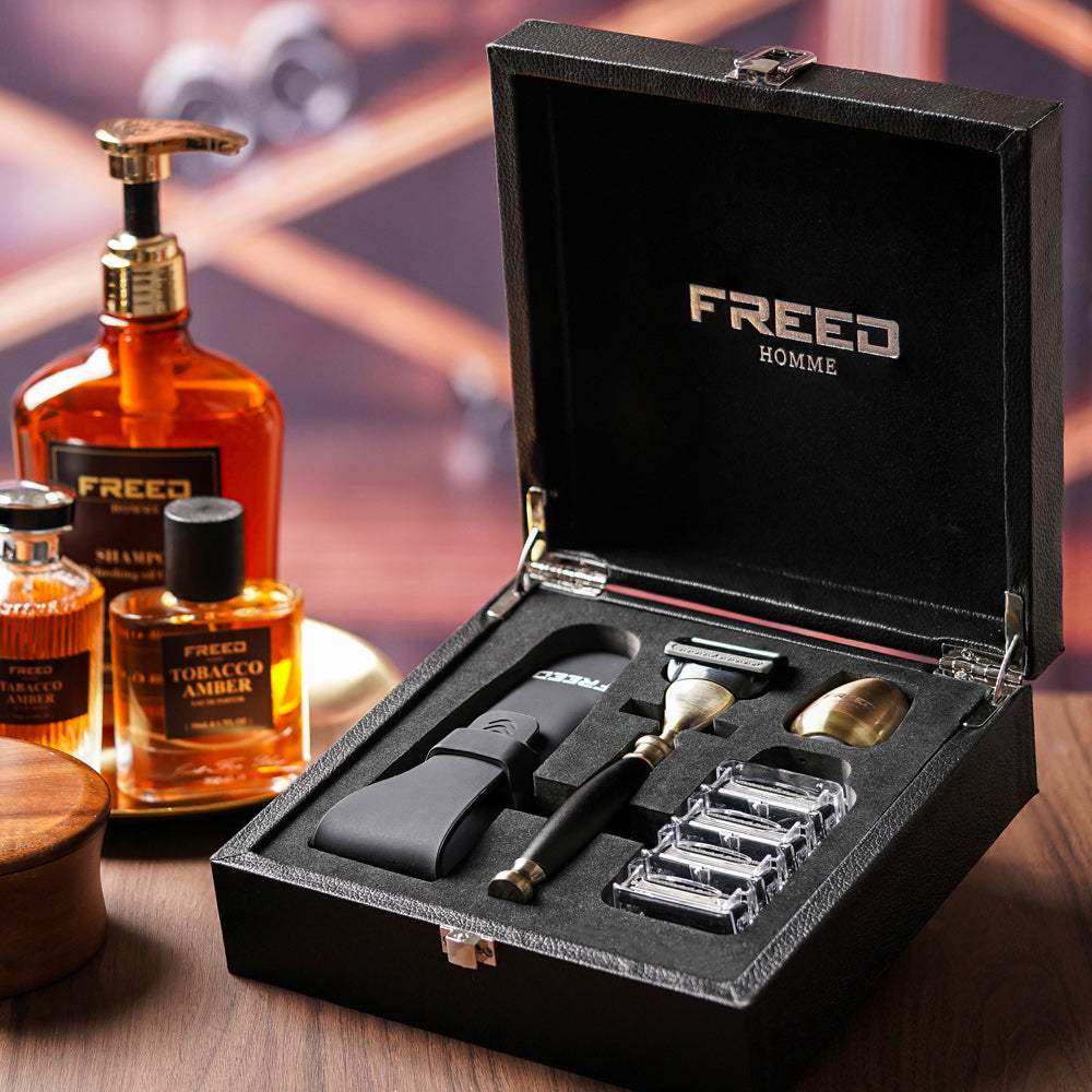 古銅色刮鬍刀，皮革黑禮盒，紳士風場景。FREED 客製化刻字。