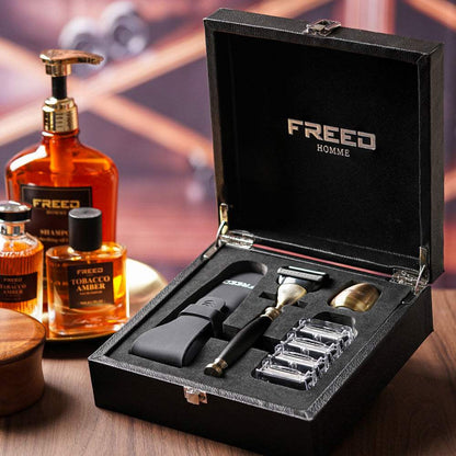 古銅色刮鬍刀，皮革黑禮盒，紳士風場景。FREED 客製化刻字。
