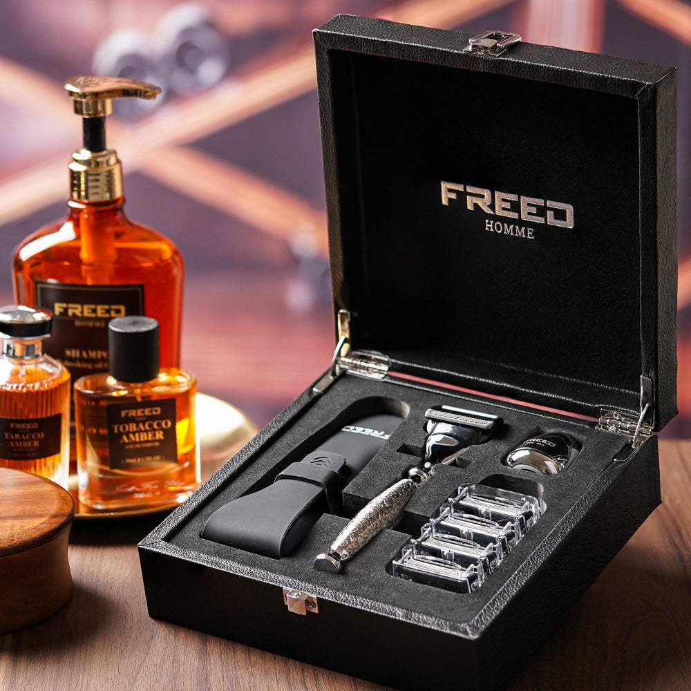 尊爵四件組刮鬍刀禮盒，蝕刻雕花鍍鎳版。FREED 客製化刻字