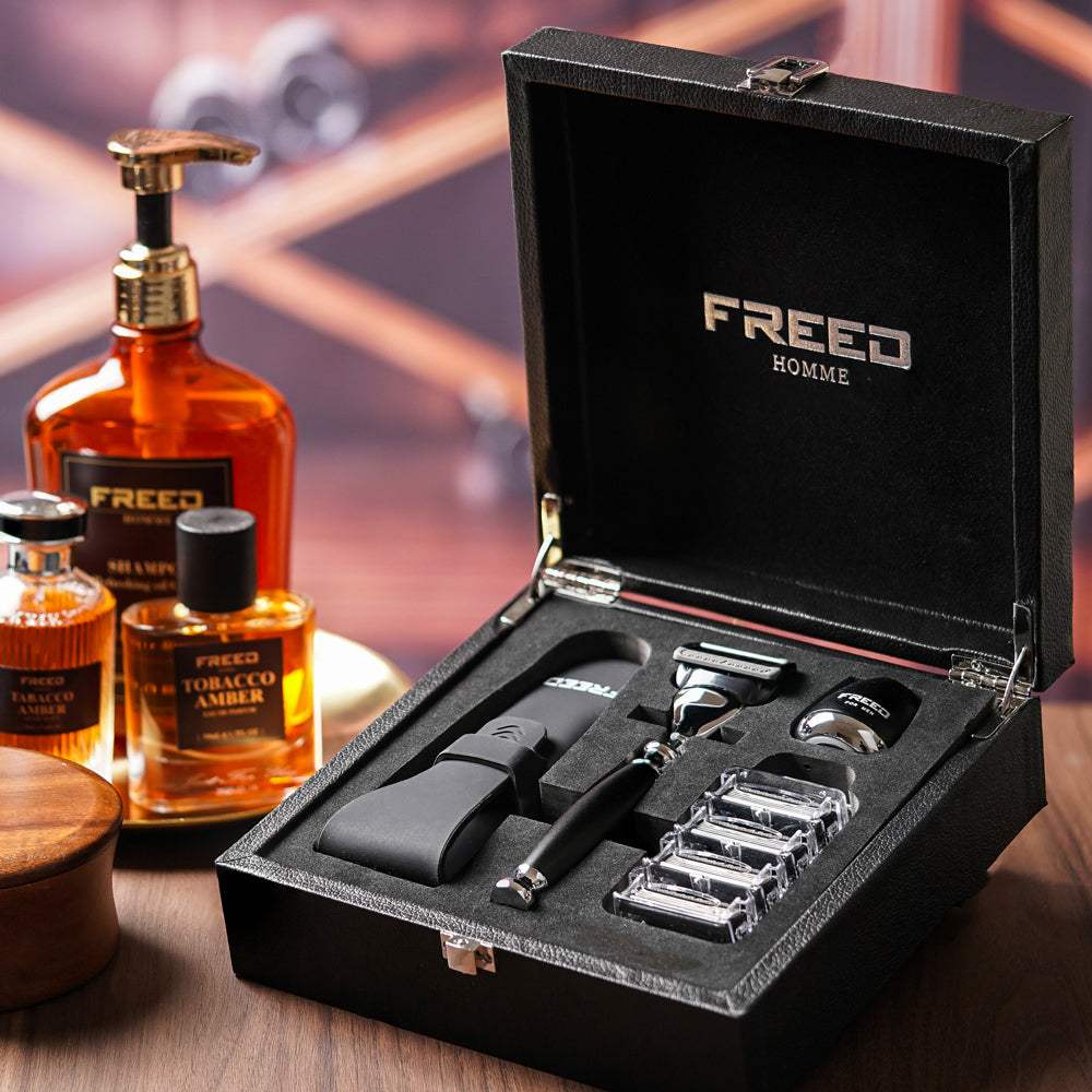 尊爵禮盒內有五刀式刮鬍刀與香水，FREED 客製化刻字
