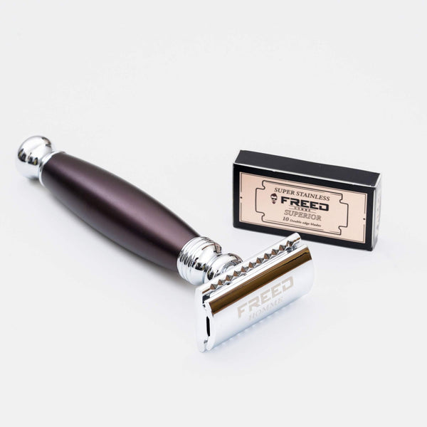 金屬材質，馬鞍棕色，復古雙刃，浴室場景。FREED 客製化刻字。