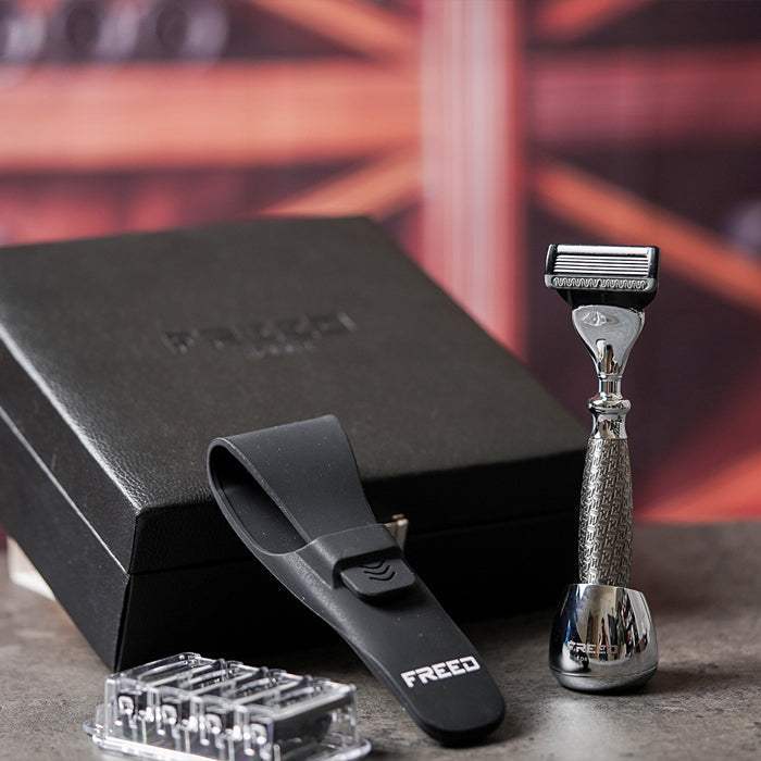 鍍鎳浮雕刮鬍刀禮盒，FREED 客製化刻字。