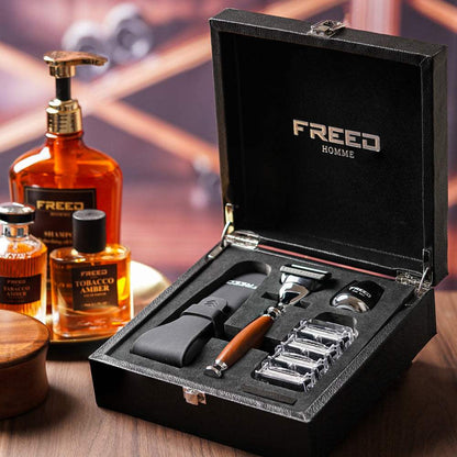 黑色皮質盒內，展示木柄五刀刮鬍刀組。FREED 客製化刻字