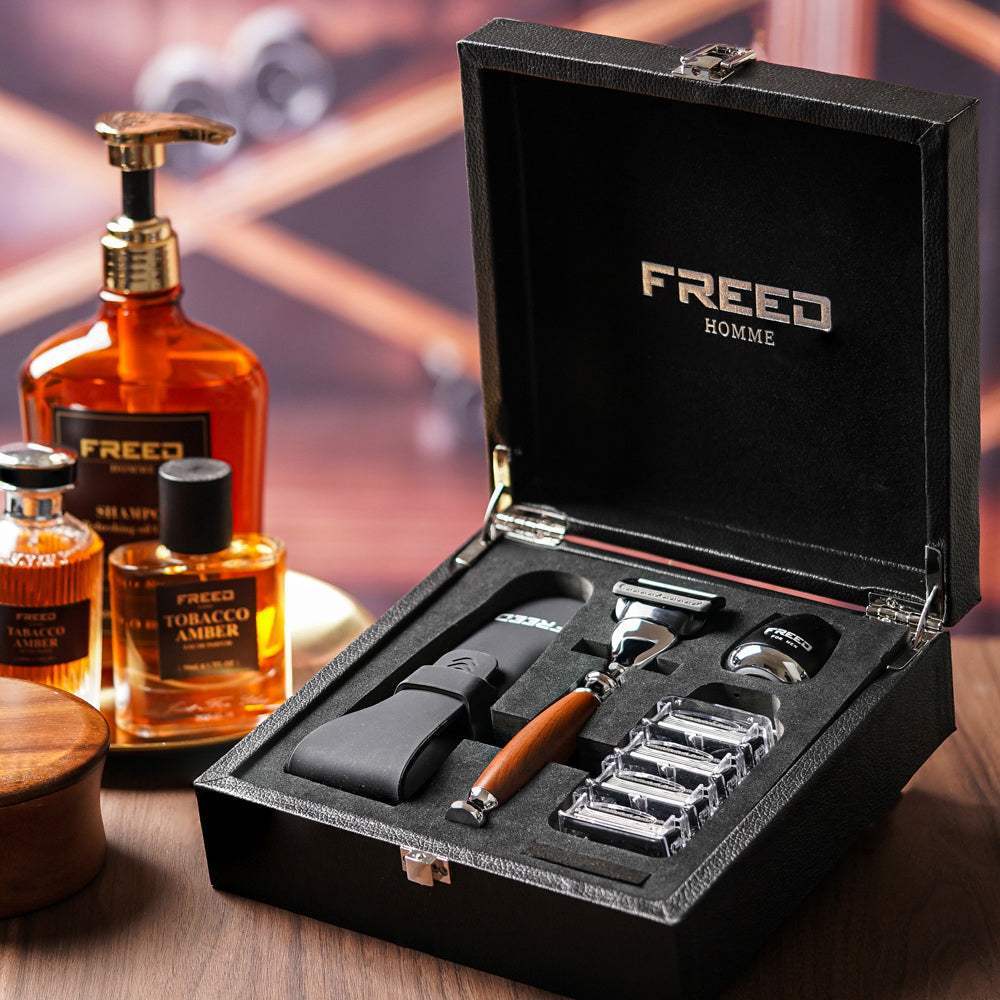仿胡桃木刮鬍刀禮盒，內含五刀式刮鬍刀與備用刀頭。FREED 客製化刻字