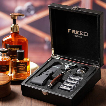 尊爵禮盒含刮鬍刀、刀頭及香水，仿紫紅檀木質感。FREED 客製化刻字