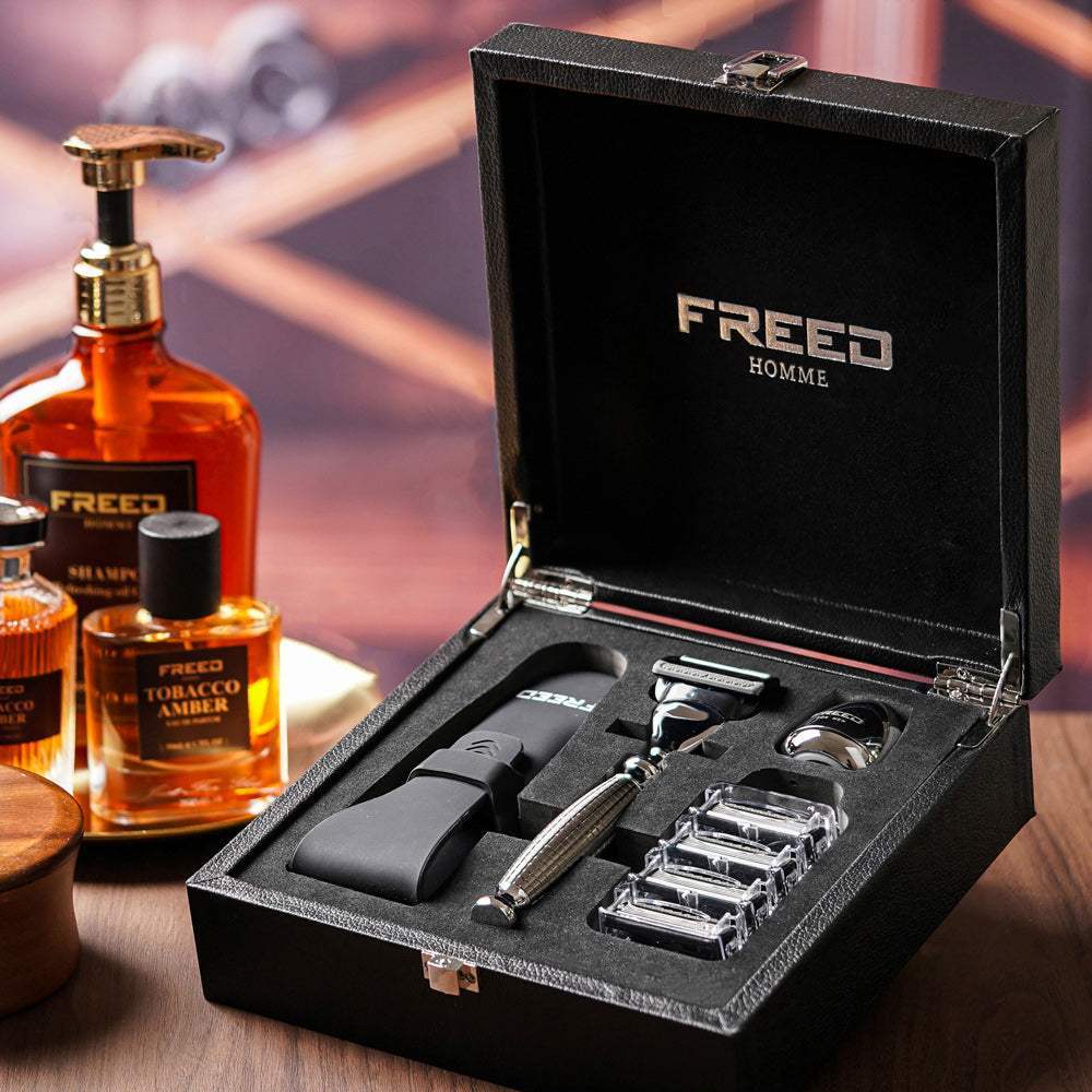 黑色皮革禮盒，銀色刮鬍刀，FREED 客製化刻字。
