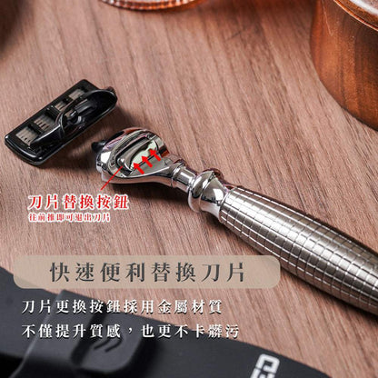 金屬材質，木紋背景，特寫角度，FREED 客製化刻字。