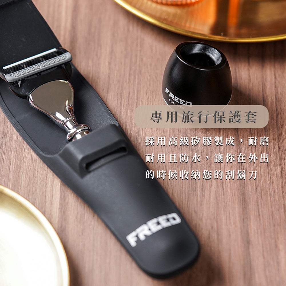 黑色皮革保護套，斜視角度，展示雷射雕刻。FREED 客製化刻字。