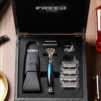 銀河藍刮鬍刀禮盒，精緻收納。FREED 客製化刻字。