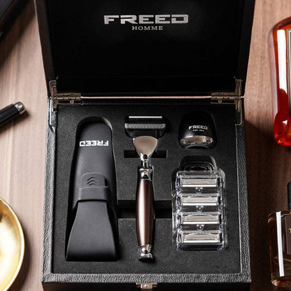 黑色禮盒，銀棕色刮鬍刀，精緻角度，展現尊爵質感。FREED 客製化刻字。
