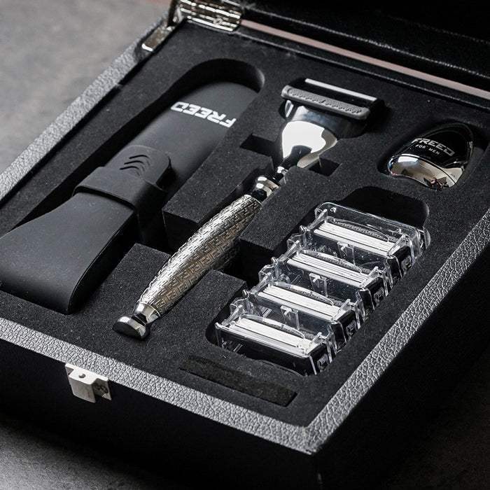 銀色鍍鎳浮雕刮鬍刀禮盒，含五刀頭。FREED 客製化刻字