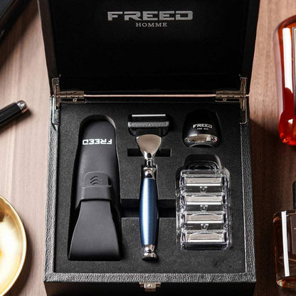 尊爵藍色刮鬍刀禮盒，含五刀刀頭，FREED客製化刻字。