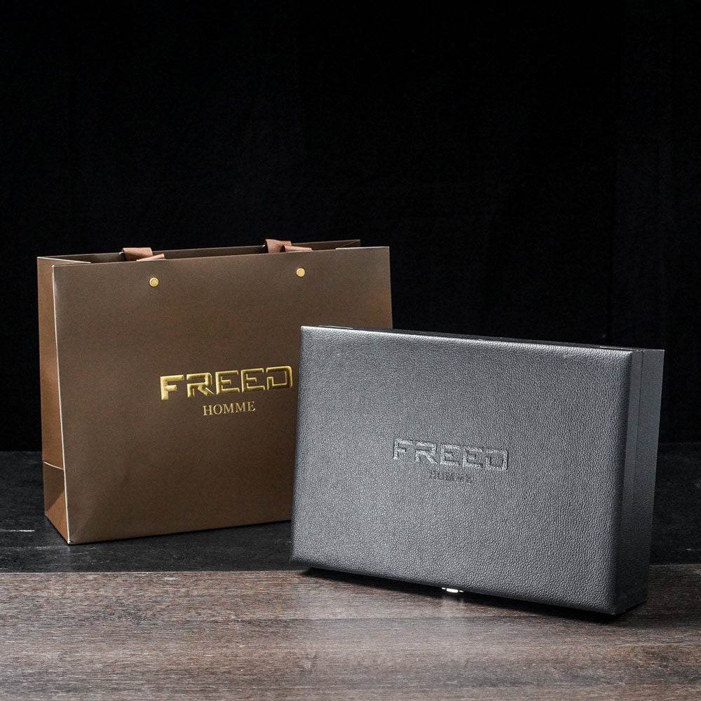 古銅色、黑色禮盒，尊榮送禮。FREED 客製化刻字