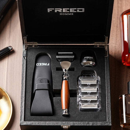 木質握把刮鬍刀禮盒，全景俯視，FREED 客製化刻字。