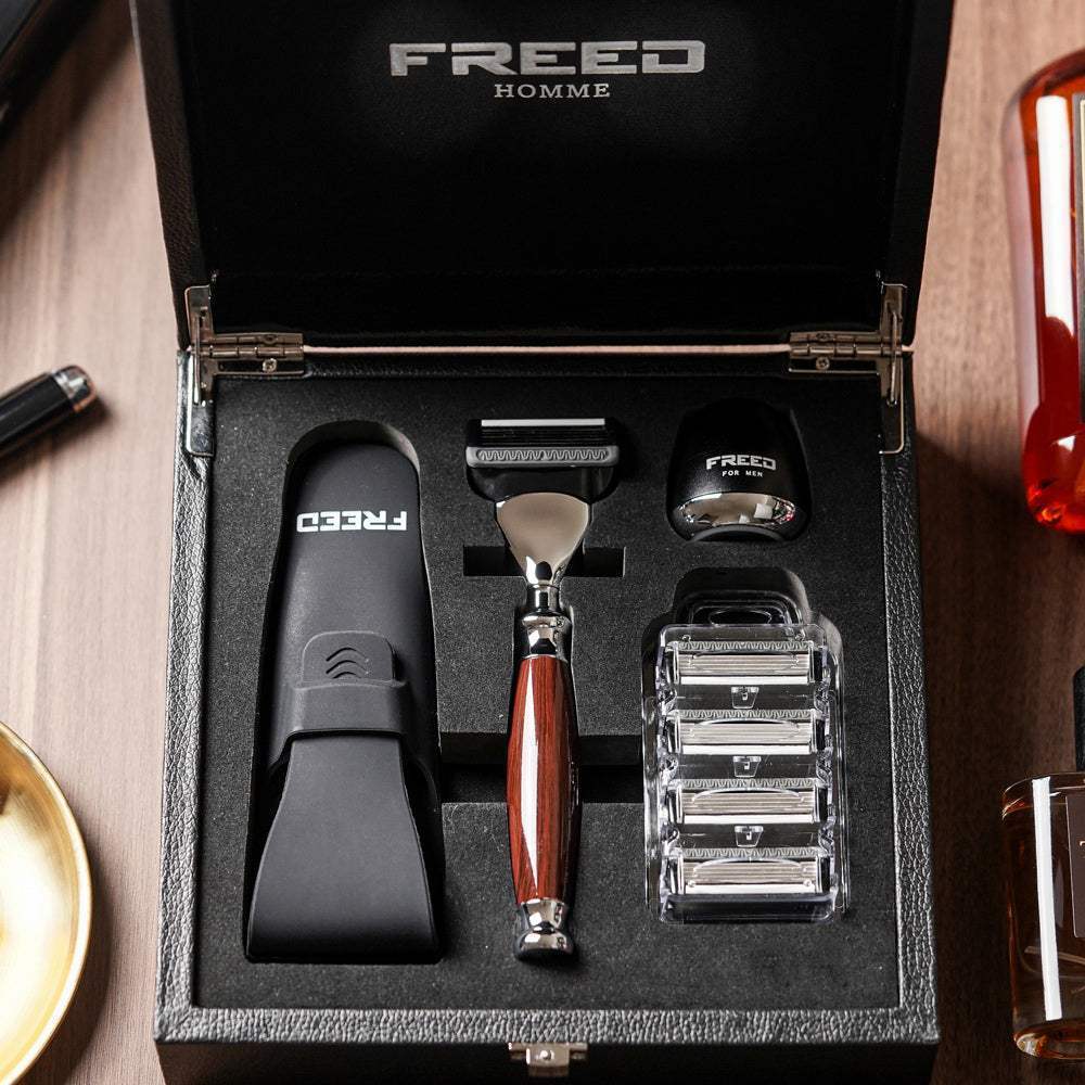 尊爵四件組刮鬍刀，仿紫紅檀木柄，FREED 客製化刻字。