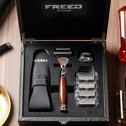 尊爵四件組刮鬍刀，仿紫紅檀木柄，FREED 客製化刻字。
