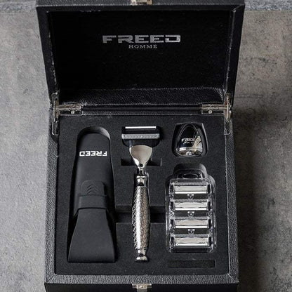 頂部視角，銀色鍍鎳浮雕刮鬍刀，黑色禮盒。FREED 客製化刻字
