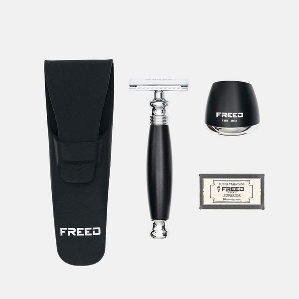 極致黑不鏽鋼雙刃刮鬍刀，附收納套與刀架。FREED 客製化刻字。