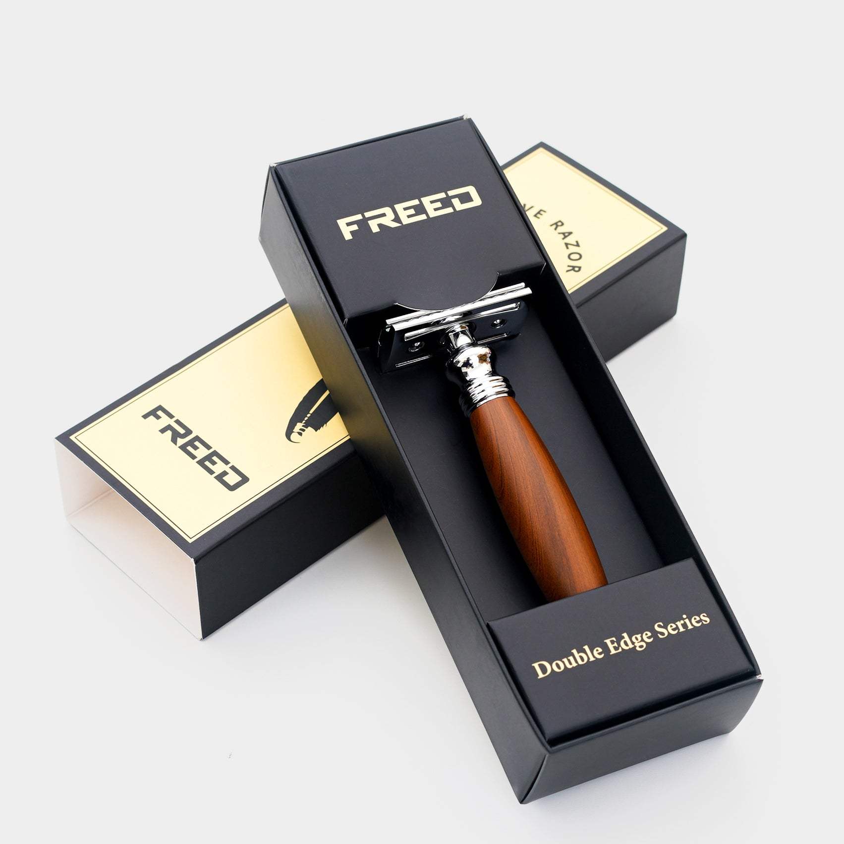 仿胡桃木質握把，復古雙刃設計，精緻剃鬚體驗。FREED 客製化刻字。