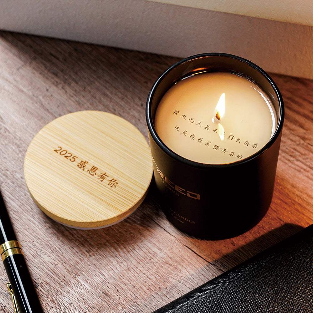 木蓋/琥珀色蠟燭/近景/桌面，FREED 客製化刻字。
