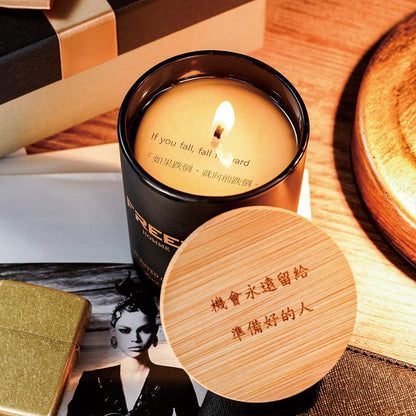 黑色玻璃罐、米白色大豆蠟，近距離拍攝，附贈木蓋。FREED 客製化刻字。