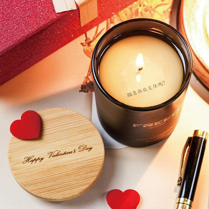 大豆香氛蠟燭，近拍，溫暖的黃色光，FREED 客製化刻字。