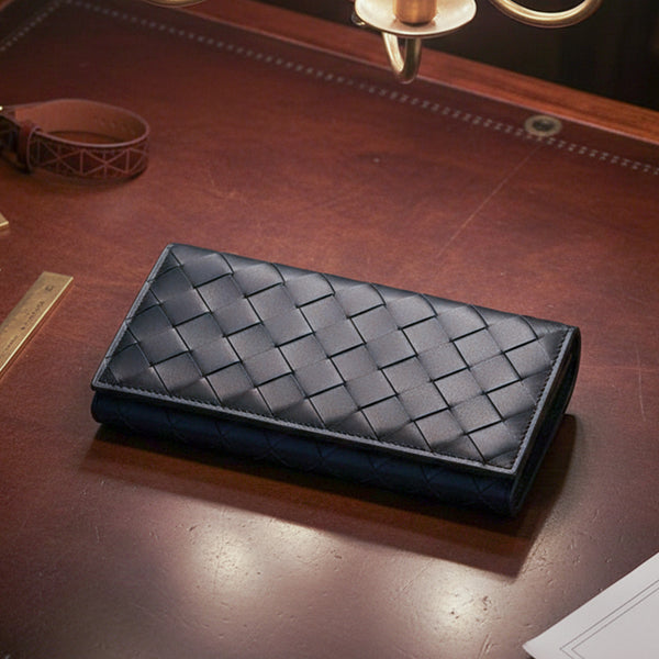 經典黑編織皮革，斜角細節，桌面上。FREED 客製化刻字。