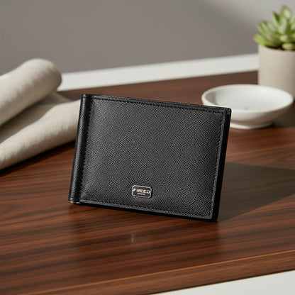 黑色Saffiano十字紋，平視角度，置於木質桌面，FREED客製化刻字。