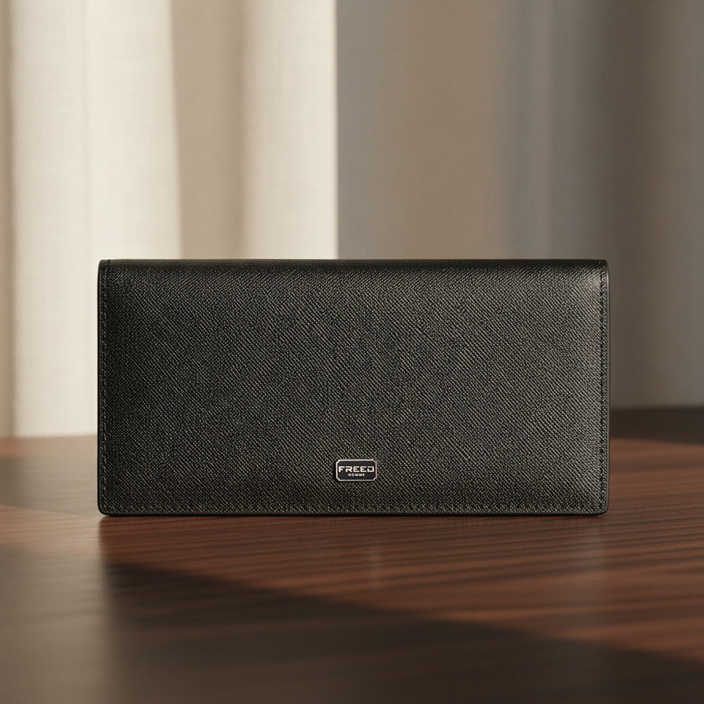 FREED 經典 Saffiano 十字紋黑色長夾，平視角度，室內溫馨場景，FREED 客製化刻字。