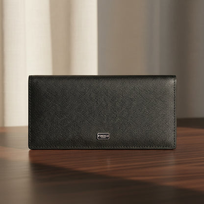 FREED 經典 Saffiano 十字紋黑色長夾，平視角度，室內溫馨場景，FREED 客製化刻字。