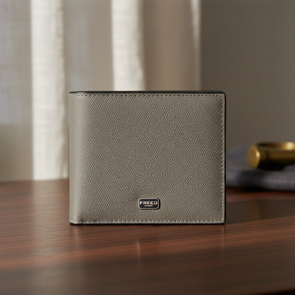 Saffiano十字紋，鉑金灰，正面視角，桌面上，FREED 客製化刻字。