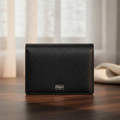 黑色Saffiano十字紋，正面拍攝，居家場景，FREED客製化刻字。