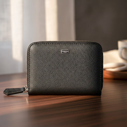 經典Saffiano十字紋黑色零錢包，置於木桌上，FREED 客製化刻字。