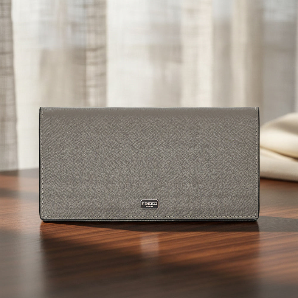 Saffiano皮革，鉑金灰，正面視角，木桌場景，FREED客製化刻字。