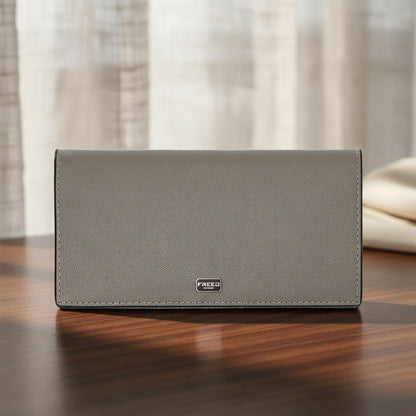 Saffiano皮革，鉑金灰，正面視角，木桌場景，FREED客製化刻字。