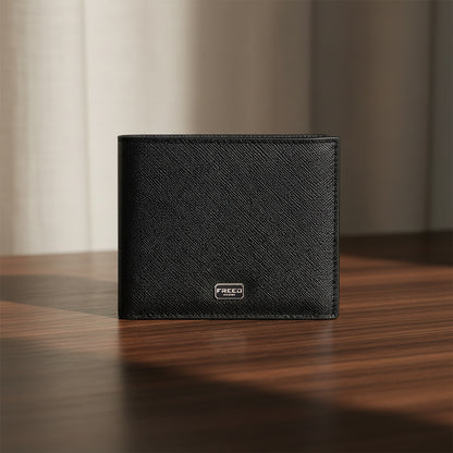 黑色Saffiano十字紋短夾，置於木質桌面，FREED客製化刻字。