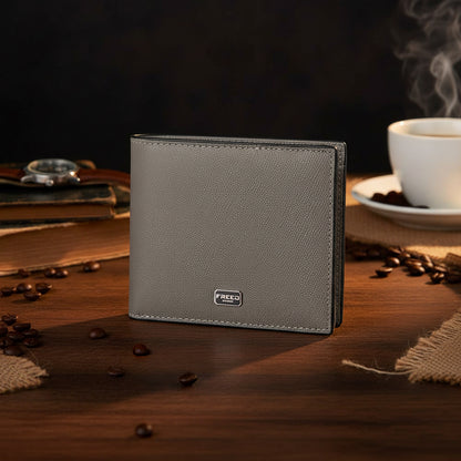 Saffiano十字紋，鉑金灰，水平視角，桌上咖啡旁，FREED客製化刻字。