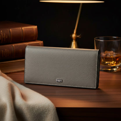 Saffiano皮質長夾，鉑金灰，斜角置於桌上。FREED 客製化刻字。