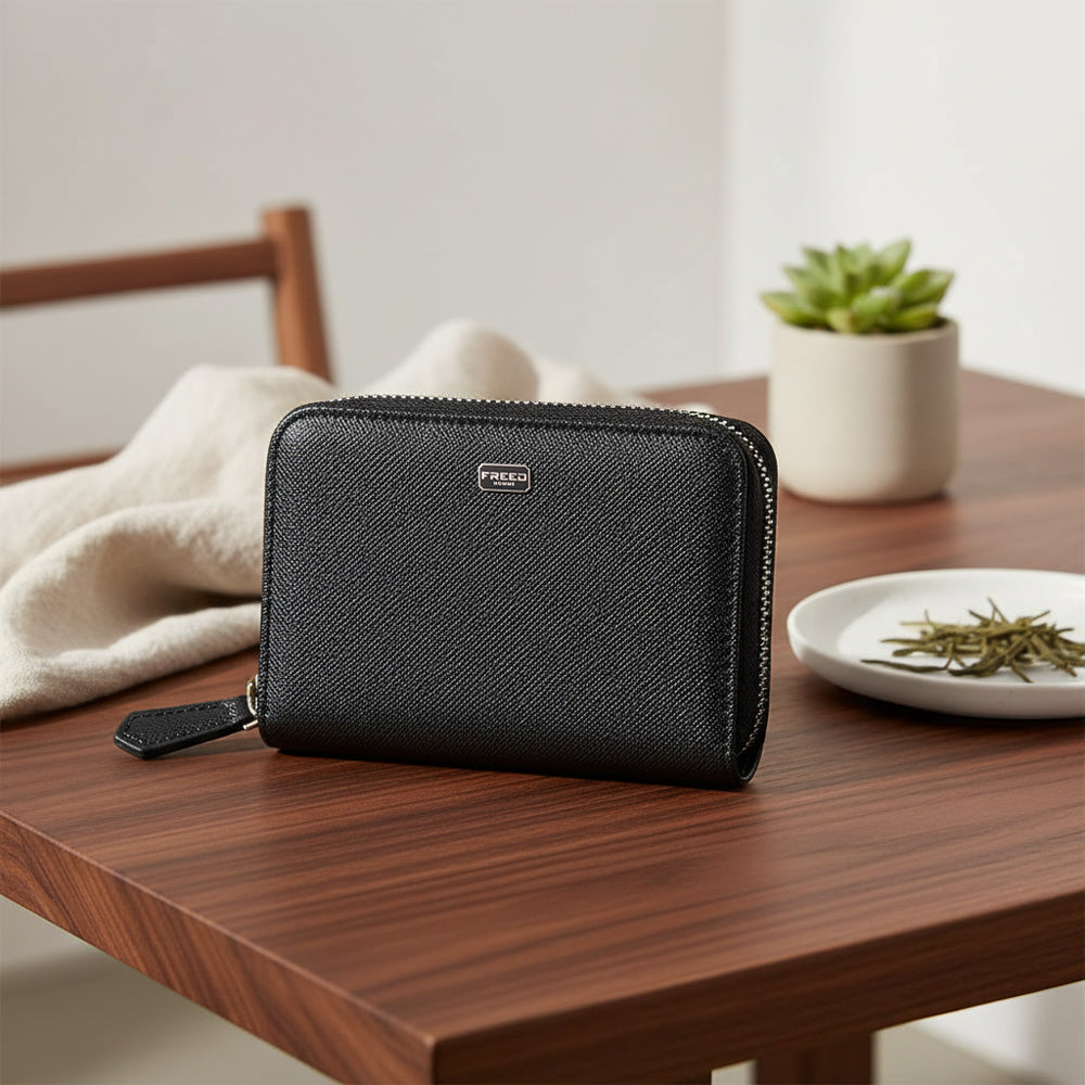 Saffiano十字紋黑色零錢包，桌邊側拍，FREED 客製化刻字。