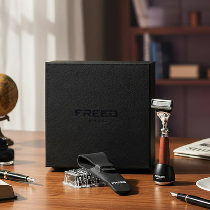 仿胡桃木刮鬍刀禮盒，尊爵質感，FREED 客製化刻字。