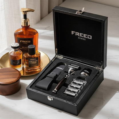 尊爵四件組刮鬍刀禮盒，內含五刀式刮鬍刀，FREED 客製化刻字。