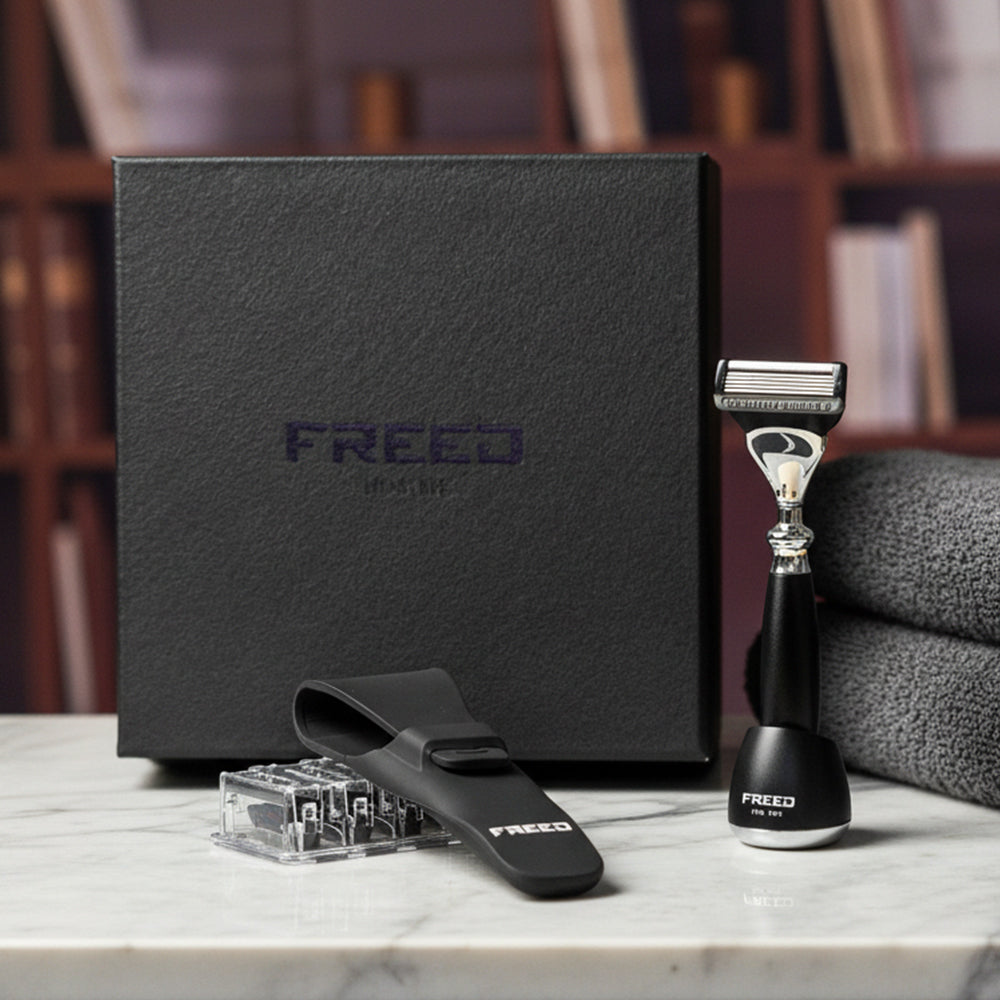 黑盒、刮鬍刀、刀頭架、毛巾，FREED 客製化刻字。