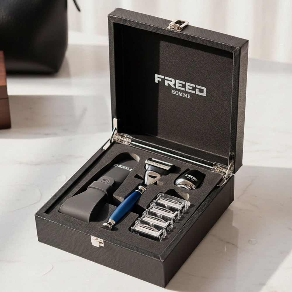 黑色禮盒內，藍色刀柄五刀式刮鬍刀組，FREED客製化刻字。