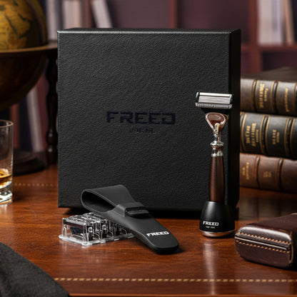 尊爵刮鬍刀組，馬鞍棕色調，FREED客製化刻字。