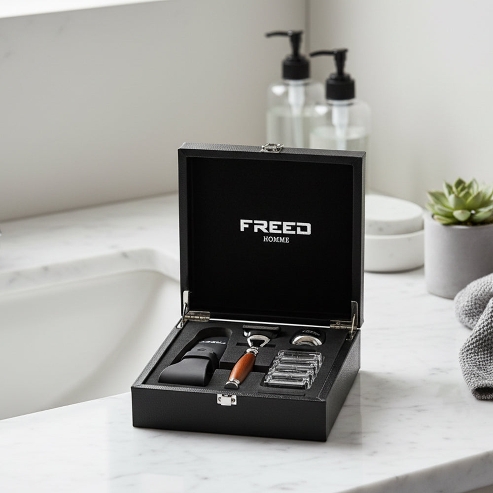 黑色仿胡桃木禮盒裝有刮鬍刀。FREED 客製化刻字