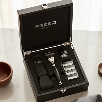 尊爵黑禮盒內含刮鬍刀、刀頭、收納套，FREED客製化刻字。